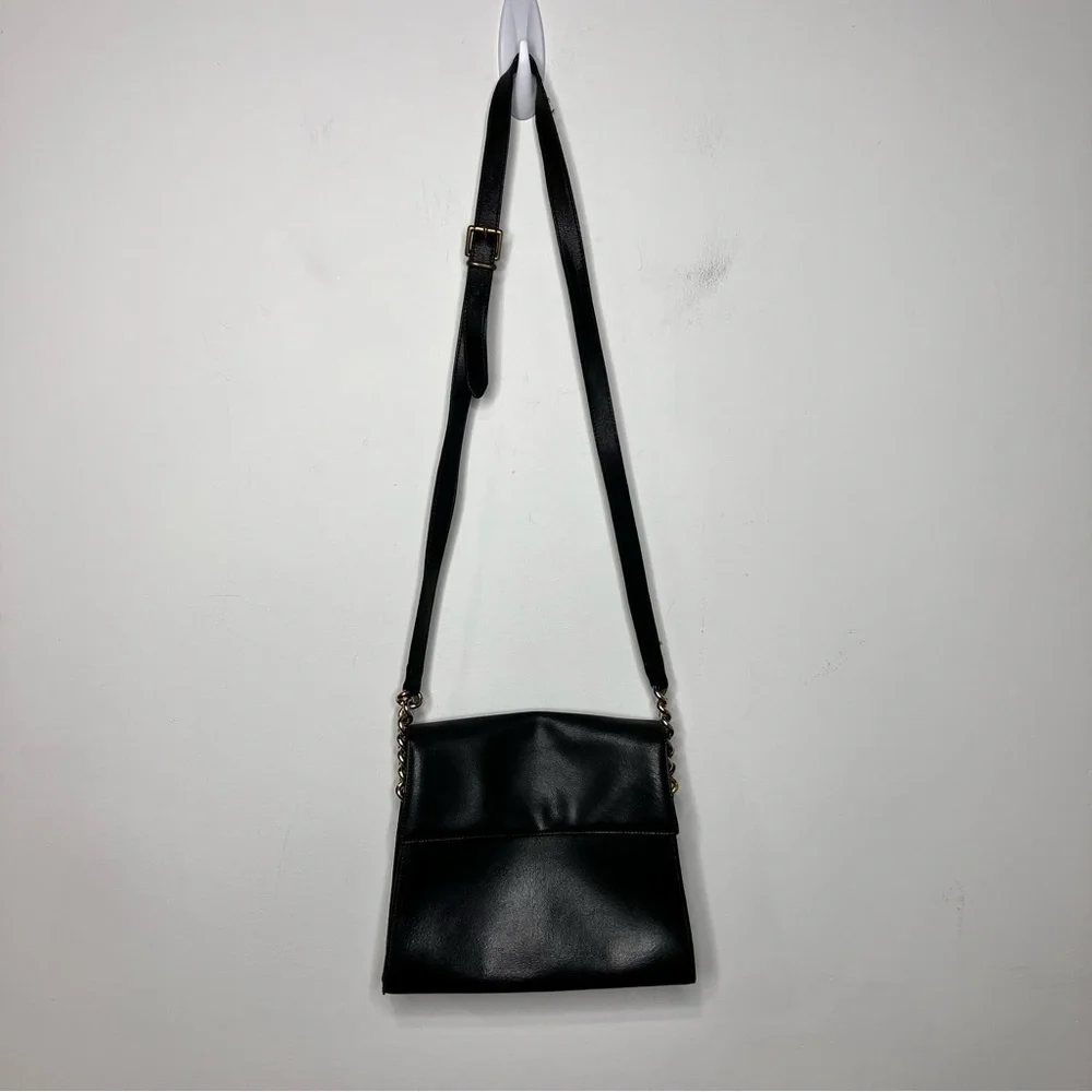 Vintage Furla black crossbody purse snap‎ closure